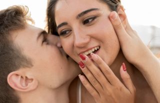 Una deficiente higiene bucal o unas carillas mal colocada también puede arruinar un beso. Foto: Ilustrativa / Freepik