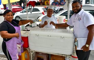 A los manipuladores de alimentos se les brindó varias charlas en la preparación de los alimentos. Foto: Diomedes Sánchez