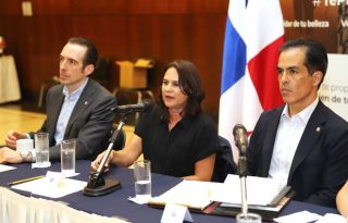 Ilya Espino de Marotta junto a Aurelio Barría Pino, presidente de la CCIAP Foto Cortesía