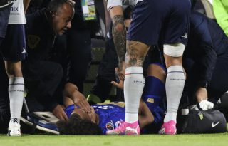 Adalberto 'Coco' Carrasquilla de Pumas se lesionó en la final de la Liga MX  ante Cruz Azul, en el estadio Olímpico Universitario en la Ciudad de México. Foto: EFE