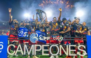 Jugadores de Plaza Amadoe celebran el tricampeonato. Foto: EFE 