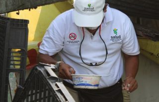 Autoridades de salud intensifican operativos de control de vectores en comunidades para reducir los casos de dengue en el país.