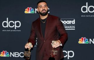 Drake posa con sus premios en los Billboard Music Awards. Foto: EFE / Nina Prommer