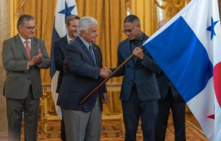José Raúl Mulino entregó la bandera a Eric Davis. Foto: Cortesía