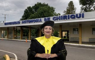 A la rectora, Etelvina de Bonagas, que lleva 48 años dentro de la Universidad, le restan dos de mandato. Archivo 