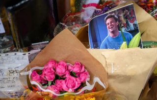 Altar en honor al fallecido actor Matthew Perry, en Nueva York (EE.UU.). Foto: EFE / EPA / Tamas Vasvari