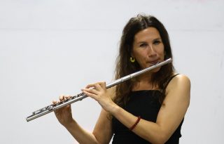 La flautista gallega María Toro participa en conversatorio de música en Panamá. Foto: EFE