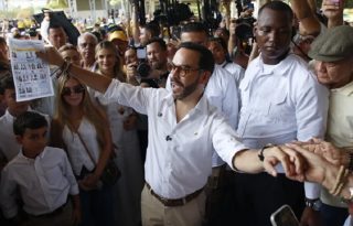 El candidato presidencial del movimiento Defensores de la Patria, Abelardo de la Espriella, vota en Barranquilla (Colombia). EFE/ Ernesto Guzmán Jr.