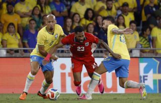  Bruno Guimarães (izq) de Brasil disputa el balón Michael Amir Murillo (cent.) de Panamá. Foto: EFE