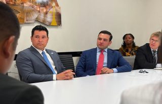 El embajador de Estados Unidos, Kevin Marino Cabrera.