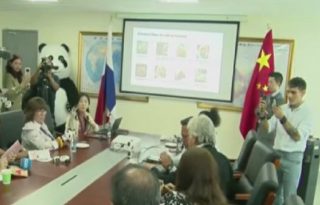 Reunión entre la embajadora y los medios de comunicación.  Cortesía 