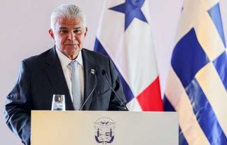 Unos 500 barcos de propietarios griegos utilizan la bandera panameña para su navegación y el comercio marítimo internacional.