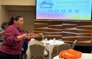 Fortalecimiento de competencias en liderazgo y comunicación estratégica para transformar ideas en proyectos sostenibles.