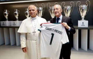  El papa León XIV es recibido por el presidente del Real Madrid Florentino Pérez. Foto: EFE