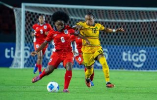 Deysire Salazar, de Panamá, disputa el balón contra Trudi Carter, de Jamaica, durante el amistoso entre ambos equipos en el estadio Rommel Fernández. Foto: FPF.