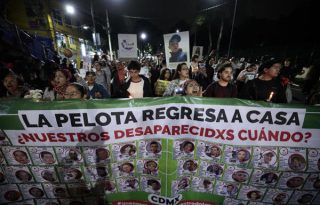 Personas sostienen carteles durante una protesta, previo a la inauguración de la Copa Mundial de Fútbol de la FIFA 2026. Foto: EFE