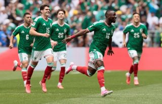 Julián Quiñones (16) festeja su gol contra Sudáfrica. Foto: EFE