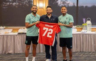José 'Chema' Caballero recibe una camiseta de la selección de Panamá. Foto: FPF