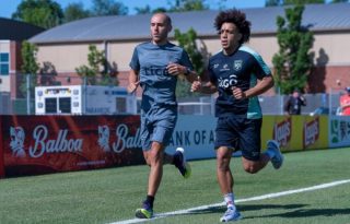 Adalberto 'Coco' Carrasquilla realizó trotes alrdedor del terreno de juego. Foto: FPF