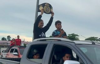 Nataly Delgado en una caravana por el título de boxeo mundial. Foto: Cortesía/Aurelio Ortiz.