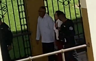Este incidente generó que la Policía Nacional iniciara las acciones de búsqueda del estudiante agresor, dando con él en el área del Parque Sucre.