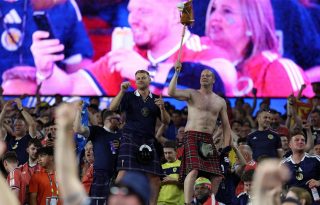 Los fanáticos de Escocia han revolucionado Boston con sus cantos y su consumo de licor. Foto EFE