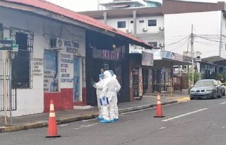 Personal de la Fiscalía de Homicidios y Femicidios de Chiriquí, en conjunto con peritos del Instituto de Medicina Legal y Ciencias Forenses (IMELCF), iniciaron las diligencias correspondientes para el levantamiento del cadáver y la recolección de evidencias. Foto. Cortesía