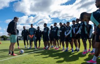 Thomas Christiansen, técnico de Panamá, conversa con sus jugadores. Foto: FPF