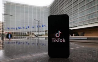 La aplicación de TikTok en un móvil.  Foto: EFE / EPA / Olivier Hoslet