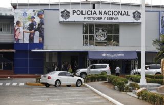 La escuela no concederá títulos académicos oficiales.