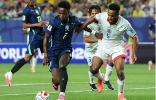 Vinícius Júnior (i) de Brasil disputa el balón con Hannes Delcroix de Haití este viernes, durante un partido del grupo C del Mundial de la FIFA 2026 en el estadio Lincoln Financial Field en Filadelfia (Estados Unidos). EFE/ Sebastiao Moreira
