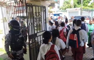 Las autoridades del plantel han solicitado de manera expresa que los estudiantes asistan debidamente uniformados y acompañados por sus respectivos acudientes. Foto. Diómedes Sánchez