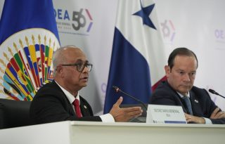 El secretario general de la Organización de los Estados Americanos (OEA), Albert R. Ramdin (i), habla junto al canciller de Panamá, Javier Martínez Acha. Foto: EFE