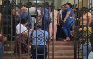 La directora regional señaló que el colegio cuenta con un sistema de detección de metales; sin embargo, reconoció que los jóvenes se las ingenian para introducir las armas blancas. Foto. Diómedes Sánchez