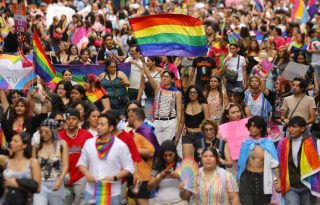 Las parejas aún enfrentan restricciones para ejercer plenamente los derechos que este protege. Foto: EFE
