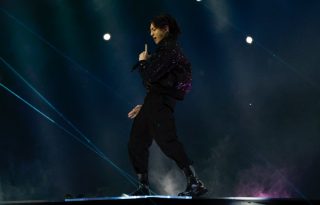 Jung Kook presentando la canción Dreamers en la inauguración del Mundial de Fútbol Qatar 2022. Foto: EFE / Rodrigo Jiménez