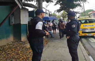 Como medida de prevención ante esta alerta, la Policía Nacional reforzó aún más el perímetro de este colegio y de otros planteles de la zona, como el colegio José Guardia Vega. Foto. Diómedes Sánchez