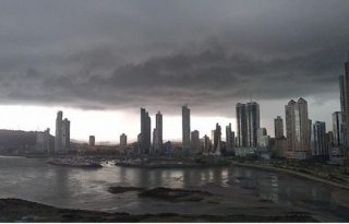 Tormentas y aguaceros cubren el cielo de Panamá durante la tarde.