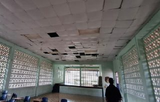 José Pinzón, docente del plantel, informó que la caída de escombros ocurrió durante las fuertes lluvias registradas esta semana.