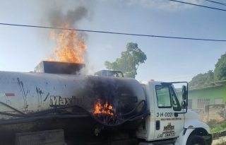 El fuego fue controlado con la ayuda de extintores, evitando que las llamas se propagaran.
