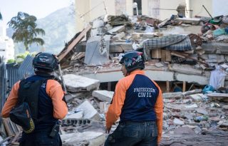 El USGS ha estimado entre 10.000 y 100.000 posibles fallecidos. Foto: EFE
