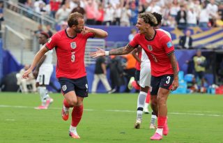 Harry Kane (i) celebra el gol, tercero de su cuenta en el Mundial. Foto: EFE