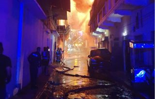 Combate de las llamas por parte de los bomberos. Foto: Cortesía