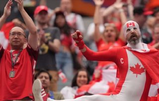 Los aficionados de Canadá animan antes del partido de octavos de final de la Copa Mundial de la FIFA 2026. EFE/EPA/SCOTT STRAZZANTE