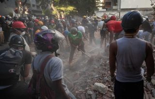 El olor a muerte es tan intenso en algunas partes que incluso se percibe con mascarillas. Fotos: EFE