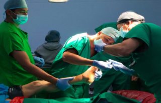 Especialistas del Hospital Irma de Lourdes Tzanetatos realizaron cirugías avanzadas en pacientes con pie diabético, como parte de la capacitación internacional para prevenir amputaciones y preservar extremidades.