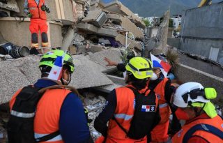 Equipo continúa en las labores de búsqueda y rescate de víctimas.  Cortesía