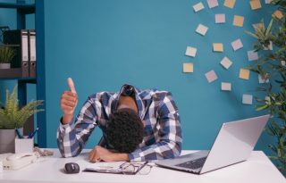 El 'burnout' no llega de repente, sino después de varios 'sí'. Foto: Ilustrativa / Freepik