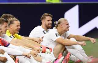 Erling Haaland (cent.) festeja con sus compañeros la clasificación a los cuartos de final en el Mundial 2026. Foto: EFE