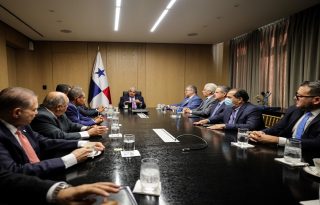 El presidente junto a los diputados de Cambio Democrático.  Foto: Cortesía.